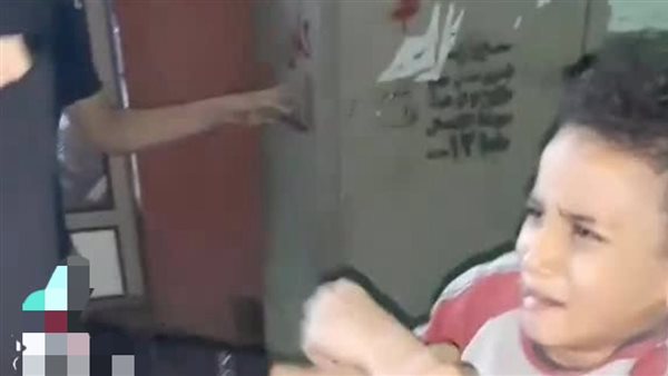 الطفل يبدو عليه الفزع