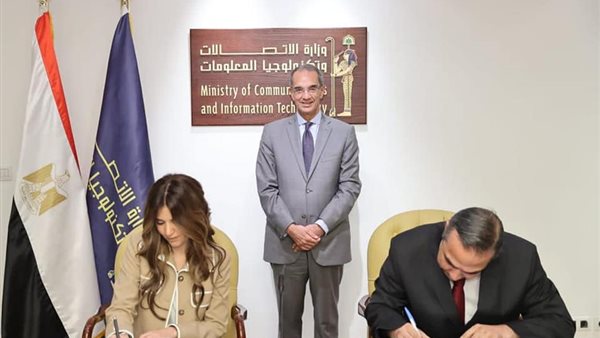 وزير الاتصالات اثناء