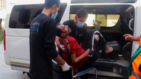 أيمن مع فريق الإنقاذ