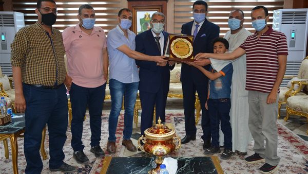 أهالي القرية ومحافظ