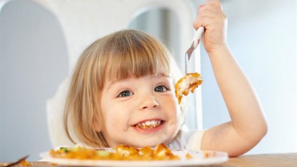 تقديم الأسماك للأطفال