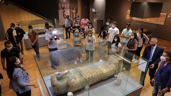 زيارة الوفد لمكتبة