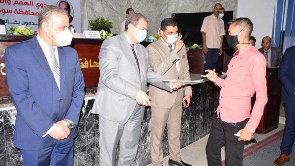 تسليم عقود العمل