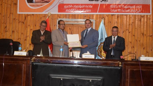 الدكتور أحمد عزيز