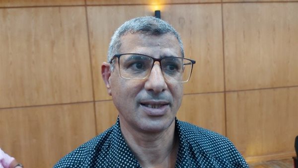 الدكتور عاطف عيسي