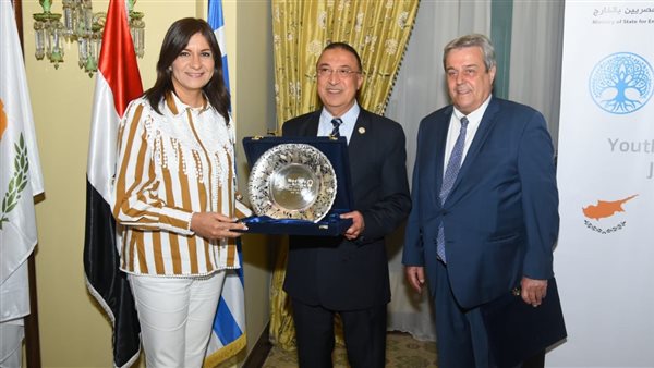 وزيرة الهجرة ومحافظ