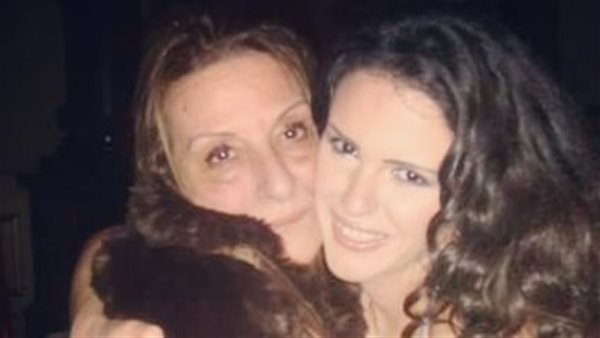 دنيا عبد العزيز ووالدتها