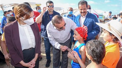 دعم نفسي ومعنوي.. محافظ الإسكندرية يشارك أطفال مرضى السرطان زيارتهم لشاطئ المندرة