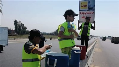 قرّب لو عطشان.. المنايفة يوزعون مياه باردة على المسافرين مجانا بالطريق الإقليمي 