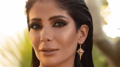 الفنانون يحولون السوشيال ميديا إلى ساحة دعم لـ منى زكي بعد انتقادات فيلم أصحاب ولا أعزّ