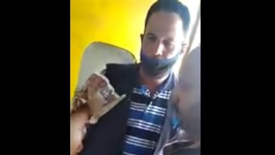 سيدة قطار جديدة.. مواطنة تصرخ في وجه كمسري تعدى على مواطن أمام طفلته بسبب ثمن التذكرة (فيديو)