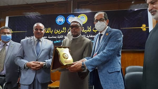 تكريم رئيس اللجنة