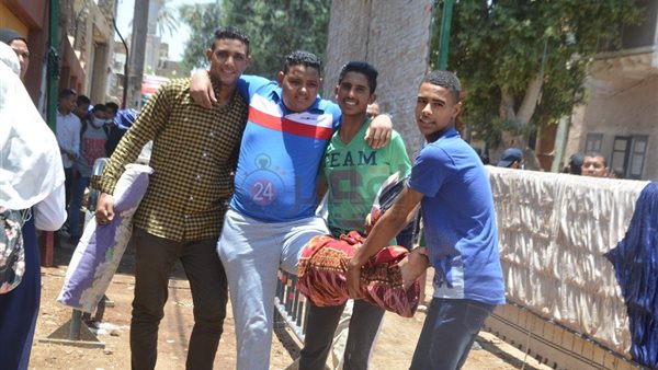 الطلاب يحملون زميلهم