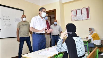 محافظ الغربية يتابع لجان الثانوية العامة في بسيون وطنطا (صور)