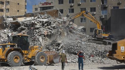 الطواقم المصرية تسلم أرض برج الجلاء في غزة للأشغال الفلسطينية بعد إزالة الركام (صور)