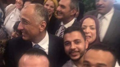 بالزغاريد.. العاملون بالبنك المركزي يحتفلون بالتجديد لطارق عامر (فيديو)
