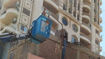 حملة لرفع كفاءة أعمدة الإنارة بحي غرب سوهاج (صور)