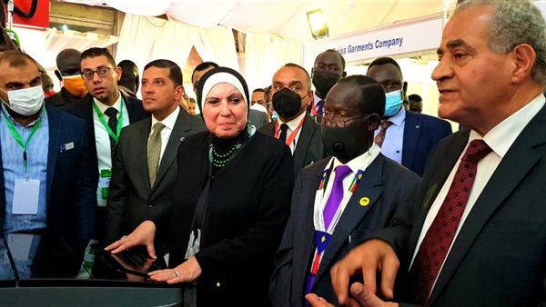 وزيرة الصناعة خلال