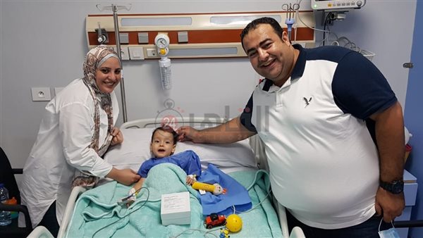 الطفل آسر مع والديه