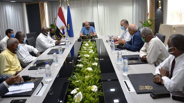 محافظ أسوان مع اهالي