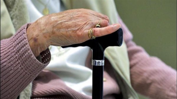 سيدة مسنة.. تعبيرية