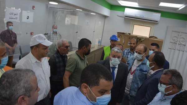 محافظ المنيا داخل