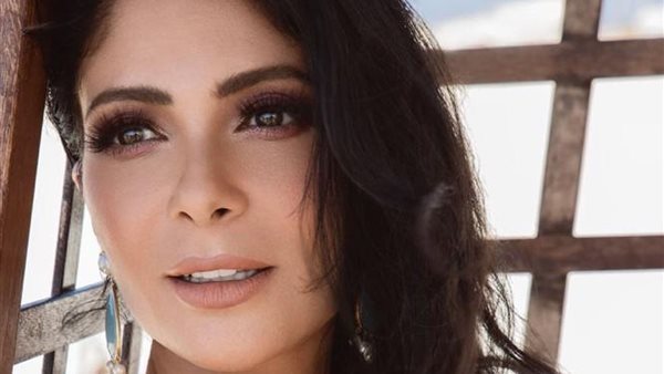 الفنانة منى زكي