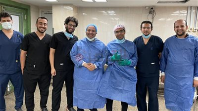 مستشفى سوهاج الجامعي ينقذ حياة شابًا حاول الانتحار بقطع رقبته بسكين (صور)