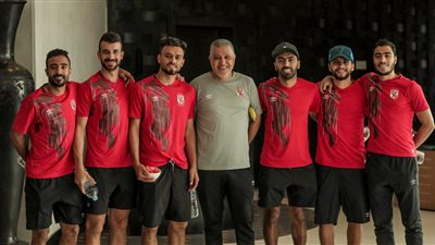 الأهلي يؤدي صلاة الجمعة بفندق الإقامة بالدار البيضاء