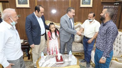 محافظ المنوفية يعتذر للمواطن المعتدى عليه بقطار منوف (فيديو)