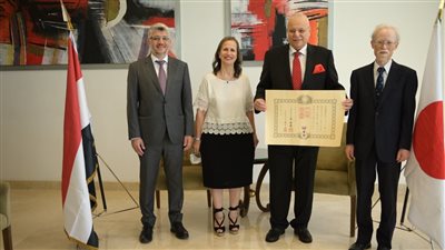 السفير الياباني يمنح القنصل الفخرى بالإسكندرية وسام 