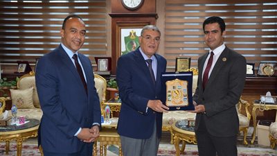 محافظ المنيا يكرم متدربي البرنامج الرئاسي لتأهيل الشباب للقيادة