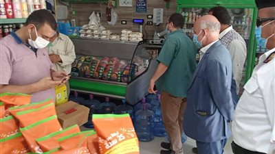 ضبط مخالفات صحية داخل مخبز وكافيتريا شهيرة بطريق 