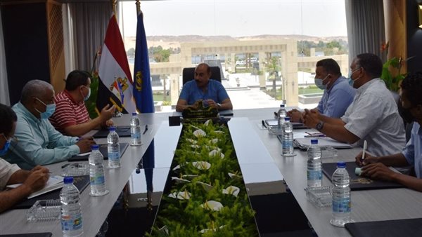 محافظ أسوان يناقش