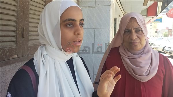 طالبة ووالدتها عقب