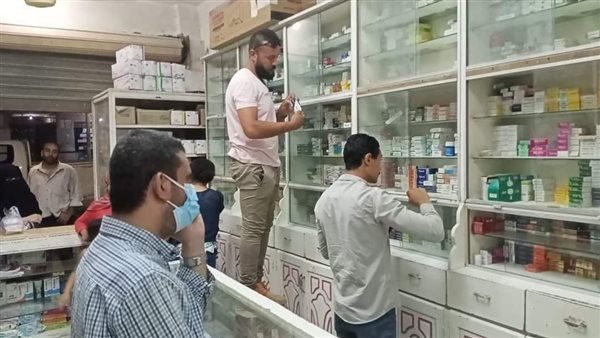 ضبط صيدليتين داخلهما