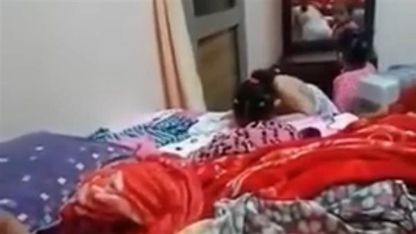 الأم تعذب بناتها