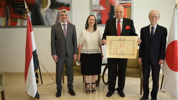 السفير الياباني يمنح