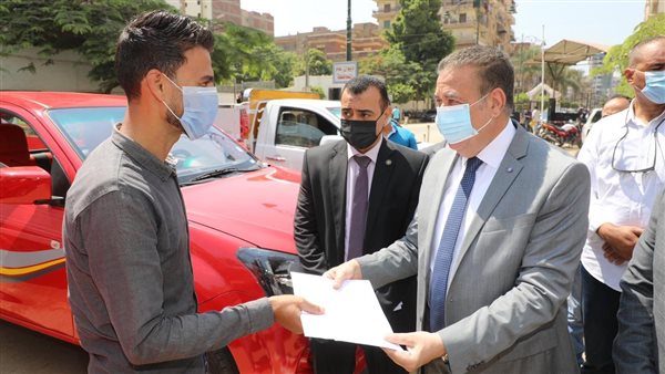 محافظ المنوفية يسلم