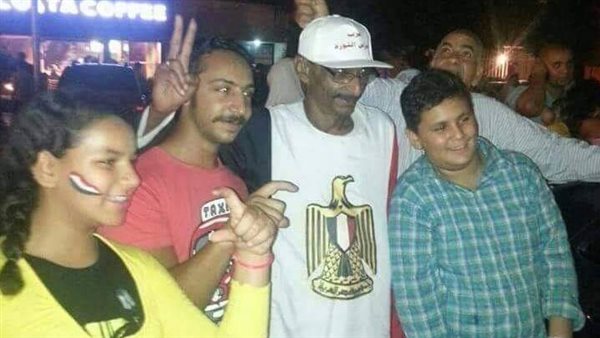 العمدة وهو يرتدي