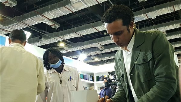 أثناء توقيع الكتاب