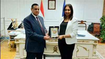 محافظ البحيرة يُكرّم متدربة البرنامج الرئاسي في ختام تدريبها 