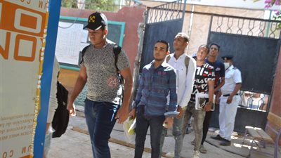 طلاب الشعبة الأدبية بالأقصر يؤدون امتحان الجغرافيا (صور)