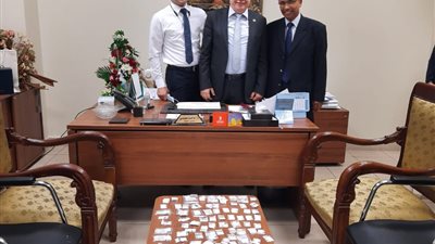 ضبط راكبة بمطار القاهرة حاولت تهريب ماس داخل أماكن حساسة بجسدها