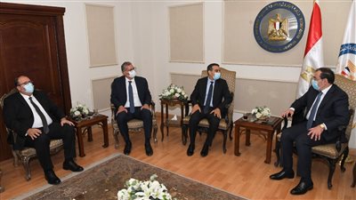 وزير البترول يبحث تطوير التعاون مع 