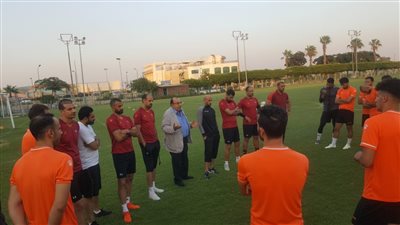 عضو مجلس إدارة المقاولون يدعم اللاعبين قبل مواجهة بيراميدز