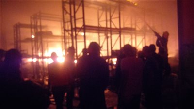 السيطرة على حريق نشب في مخزن بميناء بورسعيد (صور)