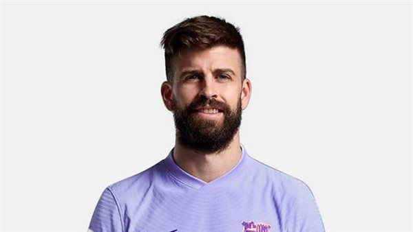 بيكيه بقميص برشلونة