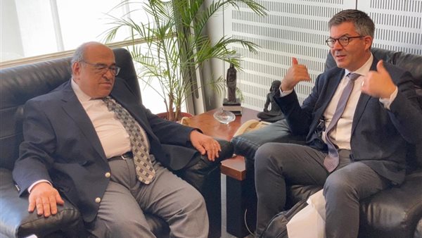 لقاء الفقي بمدير