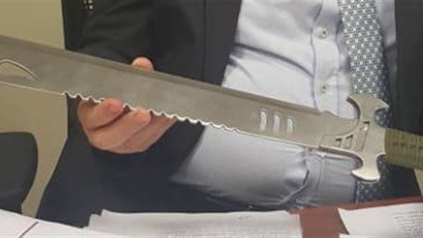 السيف بعد ضبطه بالمطار